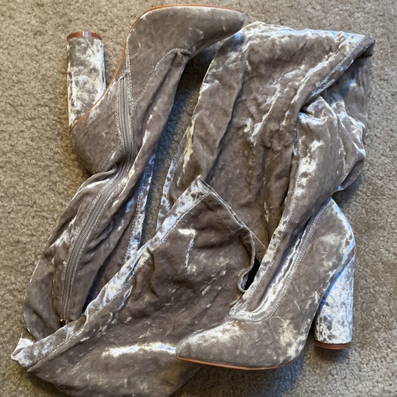 Velvet size 6 Heels - Picture 2 of 4